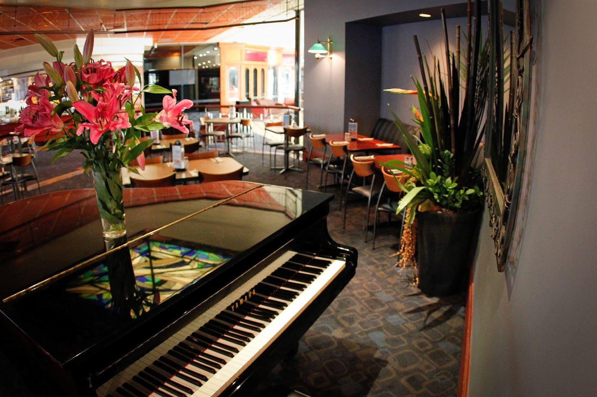 Nightcap At Matthew Flinders Hotel 3*
