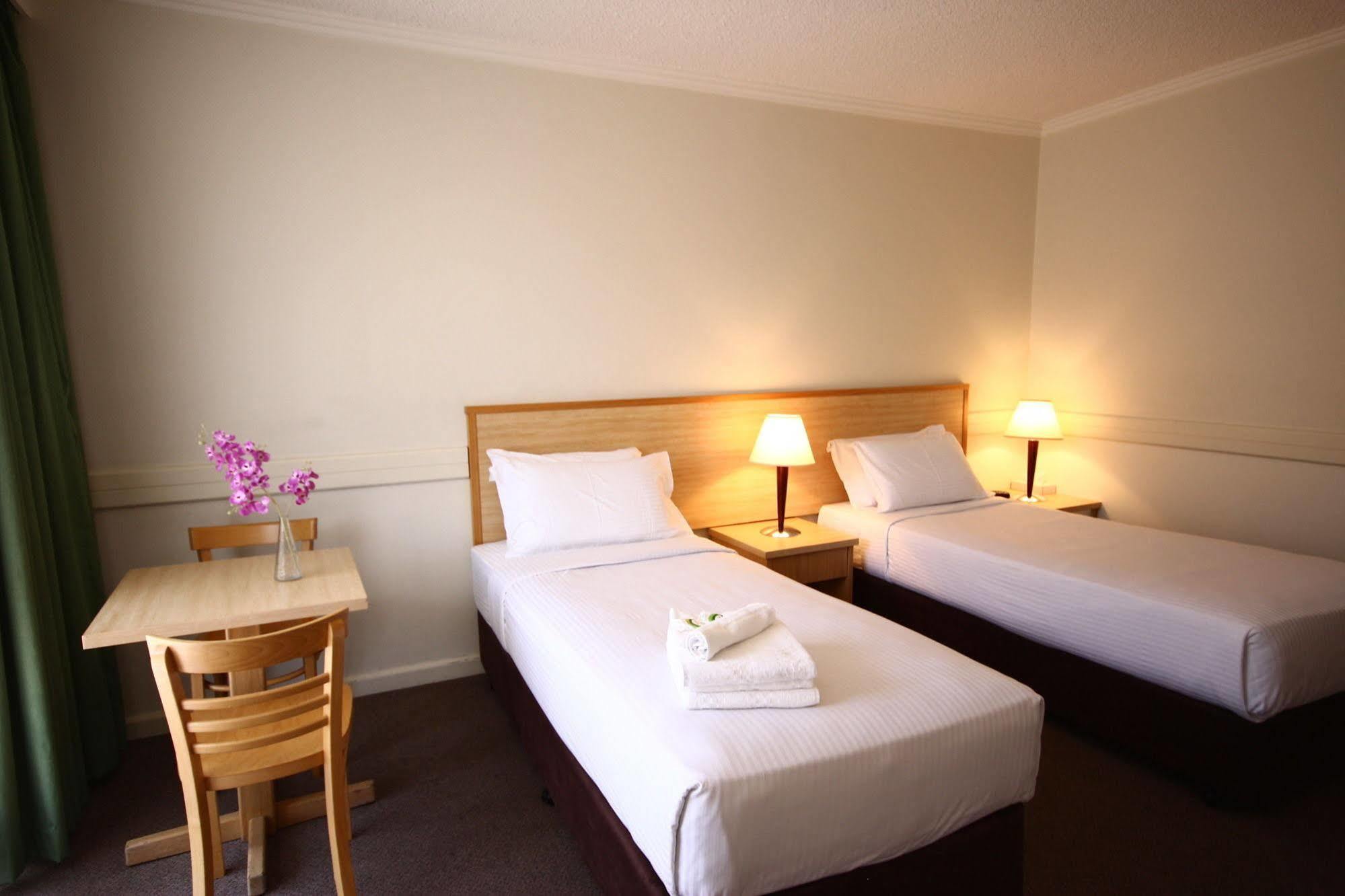 Nightcap At Matthew Flinders Hotel 3*