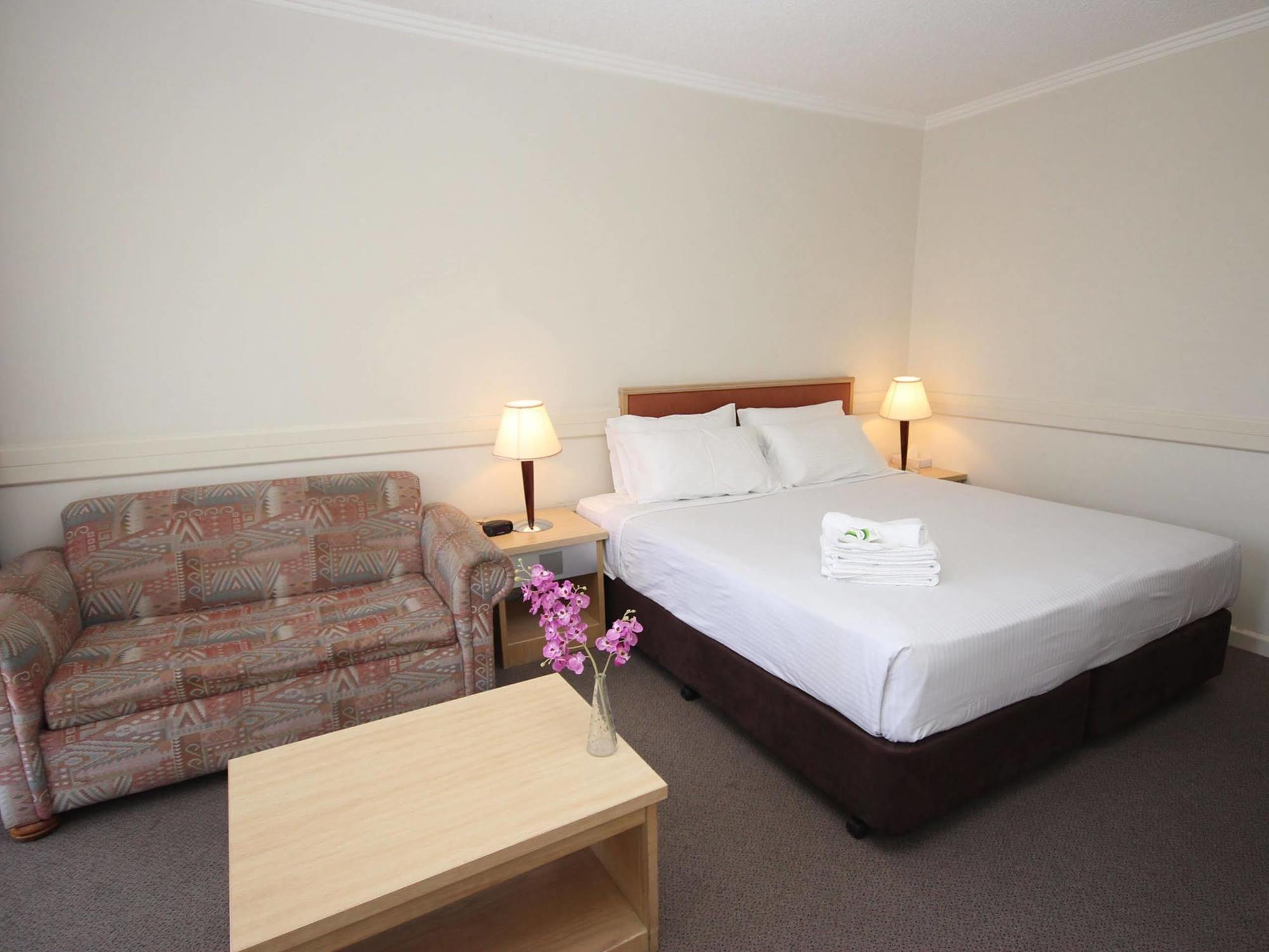 Nightcap At Matthew Flinders Hotel 3*